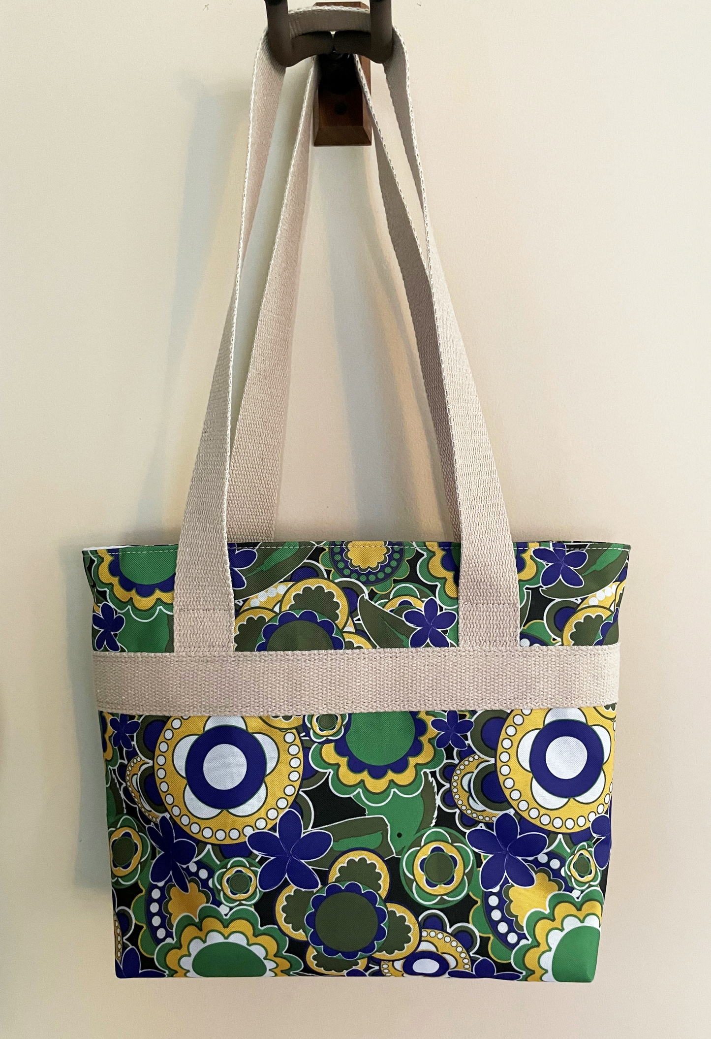 Tote - Green, horizontal strap, zipper top