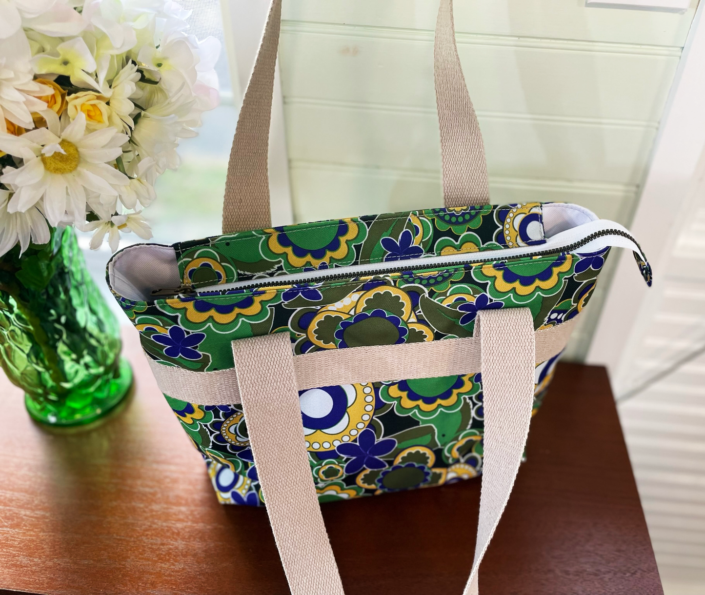 Tote - Green, horizontal strap, zipper top