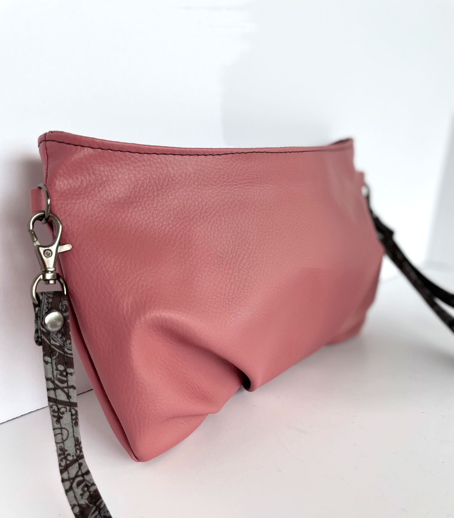 Flora clutch - Pink with gray skull interior