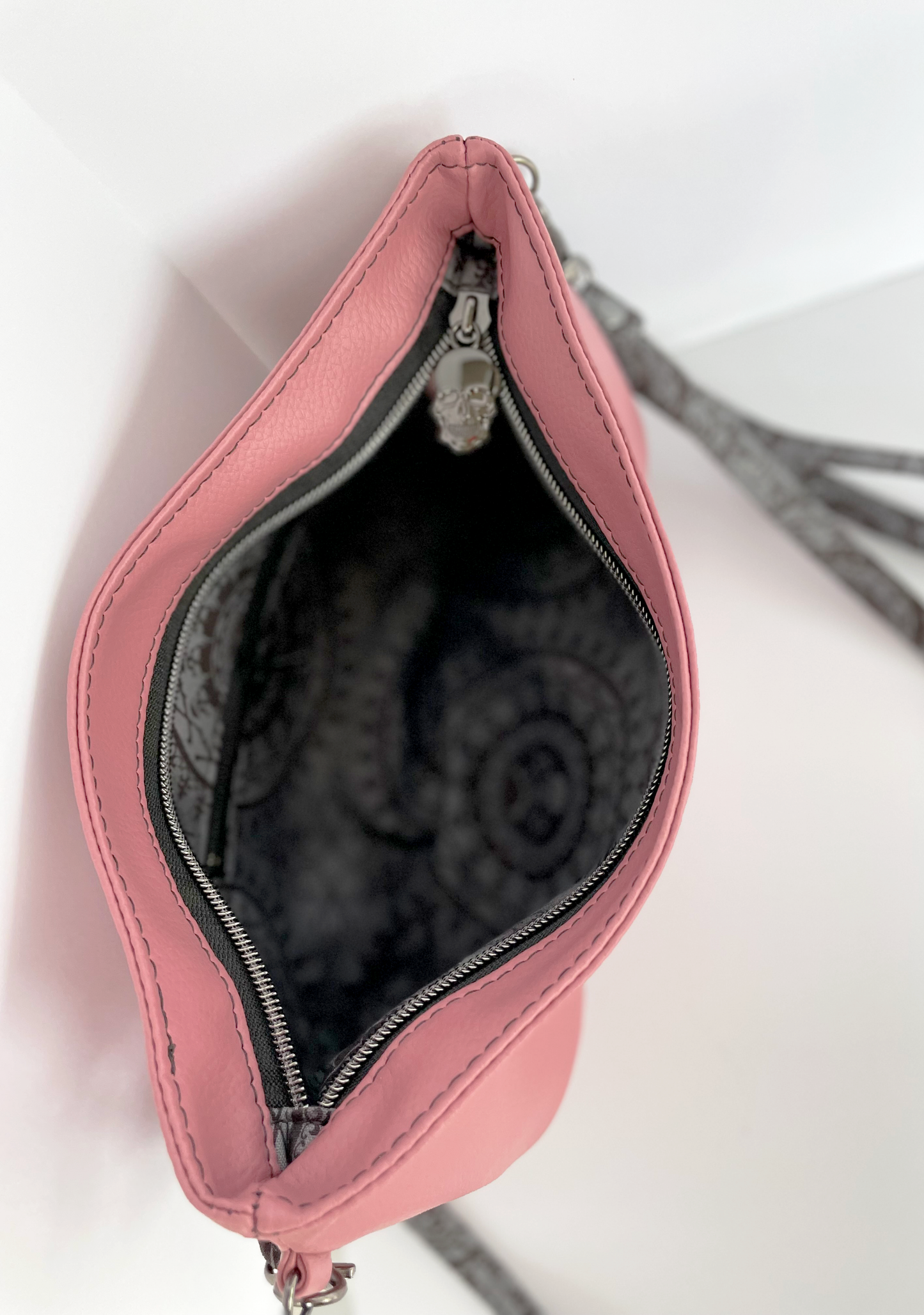 Flora clutch - Pink with gray skull interior